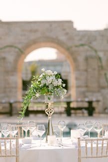 Elegant στολισμός τραπεζιών δεξίωσης με χρυσά centerpieces