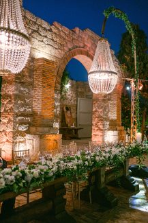 Elegant διακόσμηση γαμήλιου τραπεζιού με floral runner και πολυέλαιους