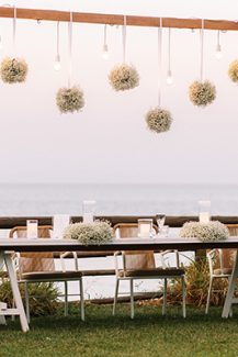 Ρομαντικός στολισμός γαμήλιου τραπεζιού με κρεμαστά μπουκετάκια γυψοφίλης