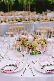 Ρομαντική διακόσμηση τραπεζιών δεξίωσης με όμορφο στεφάνι λουλουδιών