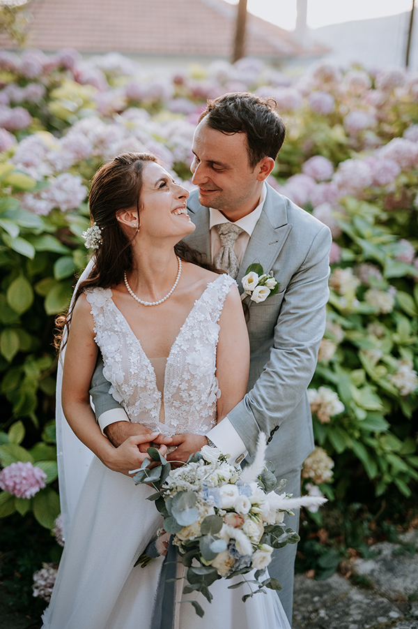 boho-wedding-portaria-with-flowers-in-pale-bleu-hues_02