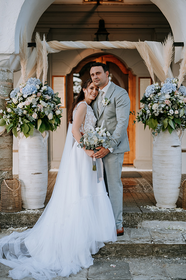 boho-wedding-portaria-with-flowers-in-pale-bleu-hues_05