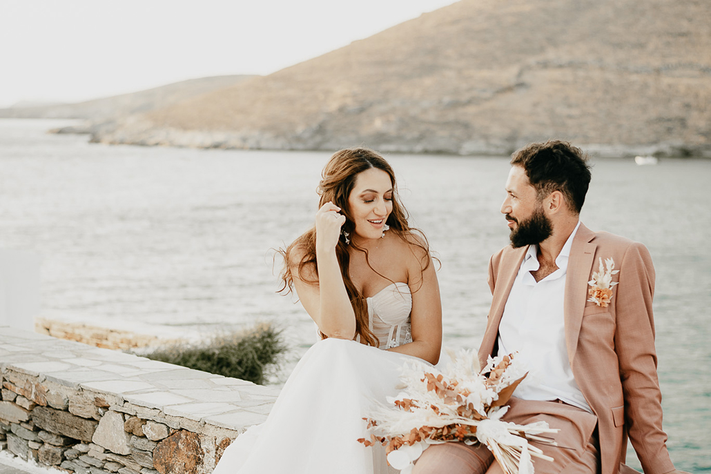 Stylish καλοκαιρινός γάμος στην Κύθνο με boho λεπτομέρειες | Νεφέλη & Μιχάλης