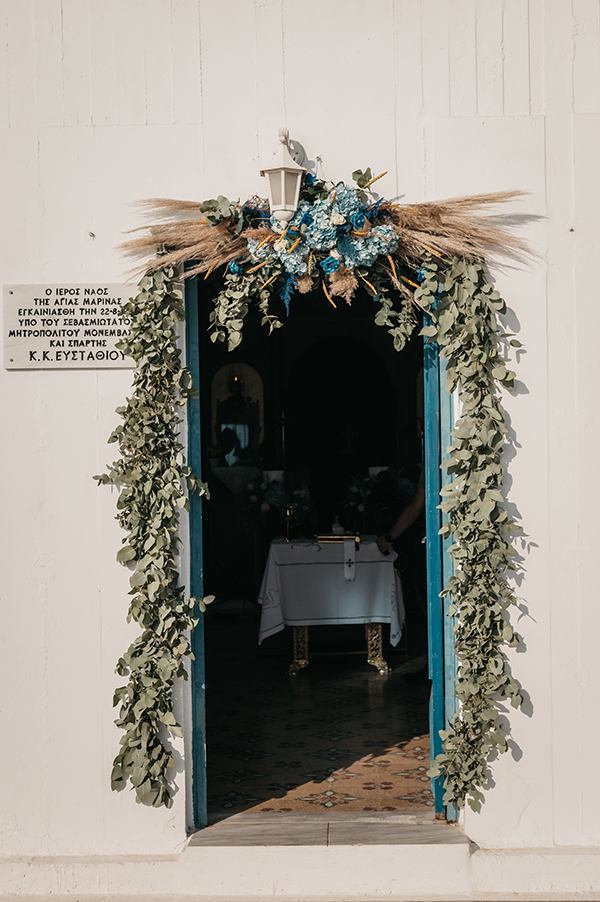 summer-wedding-blue-hydrangeas-eucalyptus_03