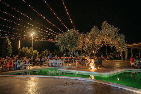 summer-wedding-blue-hydrangeas-eucalyptus_06x