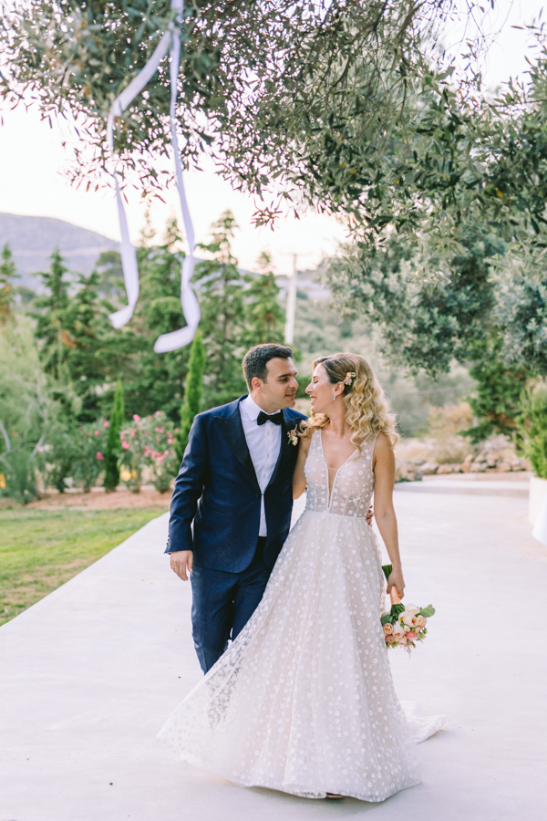 summer-wedding-in-athens-with-the-most-blissful-colors_04