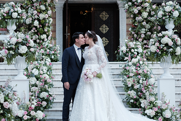 Ρομαντικός ανοιξιάτικος γάμος με όμορφα λουλούδια σε λευκό και blush pink αποχρώσεις | Δέσποινα & Βασίλης