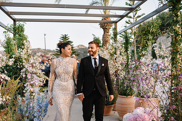 Ρομαντικός καλοκαιρινός γάμος με τριαντάφυλλα και λουλούδια του αγρού | Ελίνα & Πάμπος