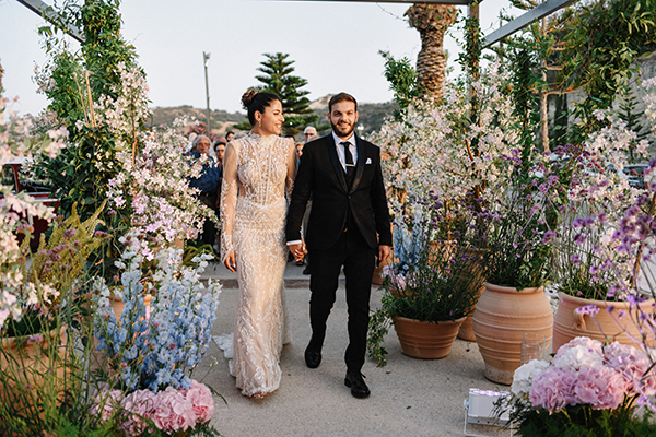 romantic-summer-wedding-roses-wild-flowers_03