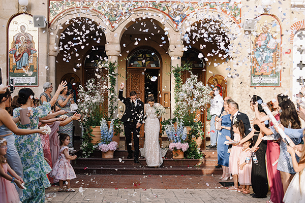 romantic-summer-wedding-roses-wild-flowers_16