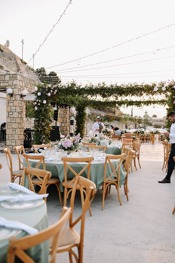 romantic-summer-wedding-roses-wild-flowers_18