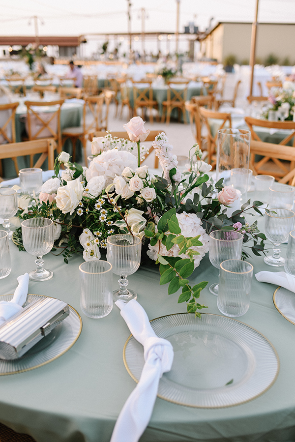 romantic-summer-wedding-roses-wild-flowers_20