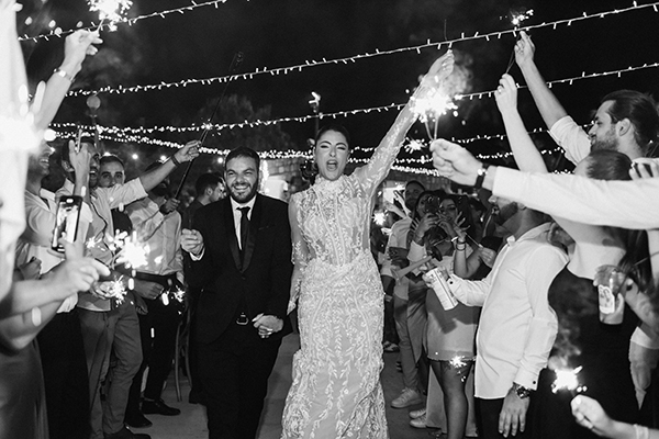 romantic-summer-wedding-roses-wild-flowers_21