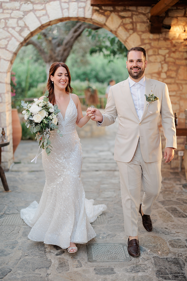 rustic-chic-wedding-rethymno-all-white-florals_02