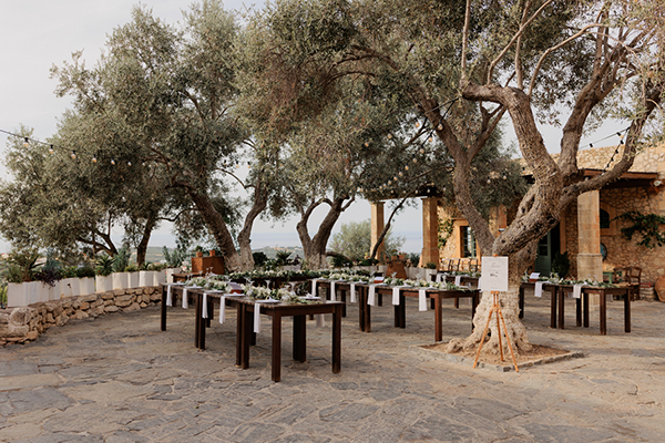 rustic-chic-wedding-rethymno-all-white-florals_17