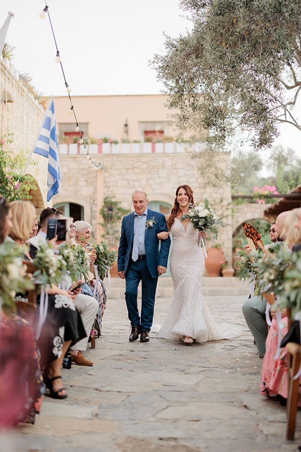 rustic-chic-wedding-rethymno-all-white-florals_24