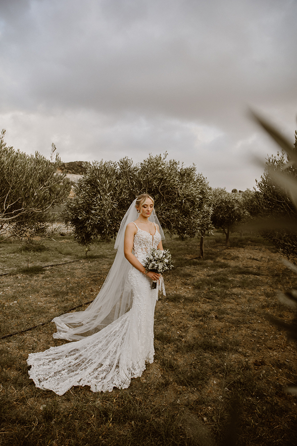 rustic-wedding-naxos-olive-leaves-white-roses_02