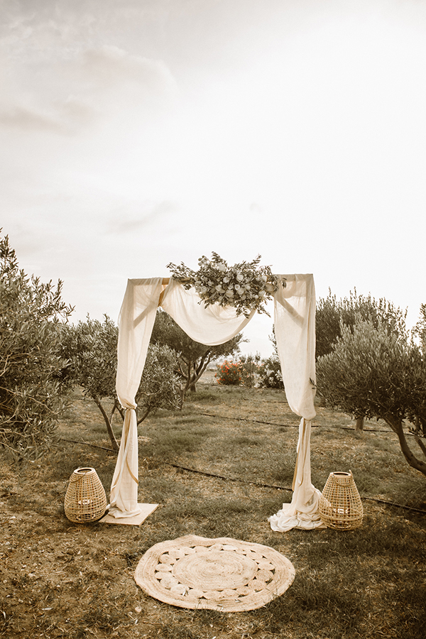 rustic-wedding-naxos-olive-leaves-white-roses_11
