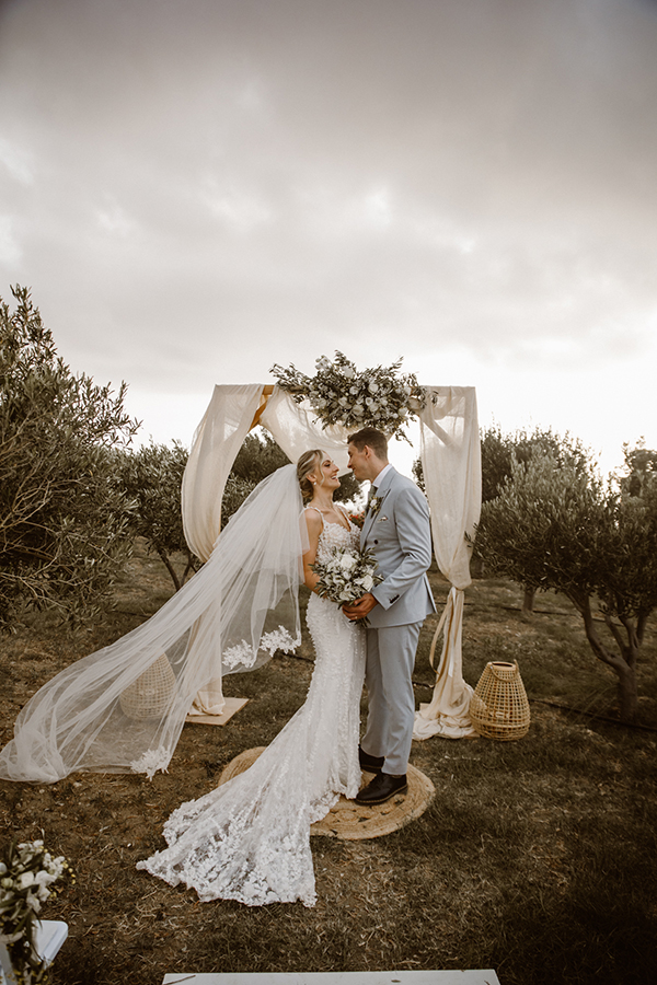 rustic-wedding-naxos-olive-leaves-white-roses_13