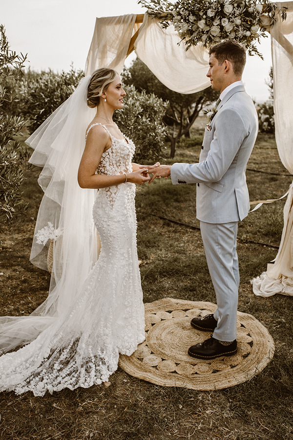 rustic-wedding-naxos-olive-leaves-white-roses_15