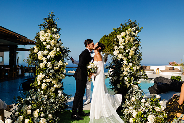 styled-shoot-santorini-with-lush-florals-colorful-fireworks_09x