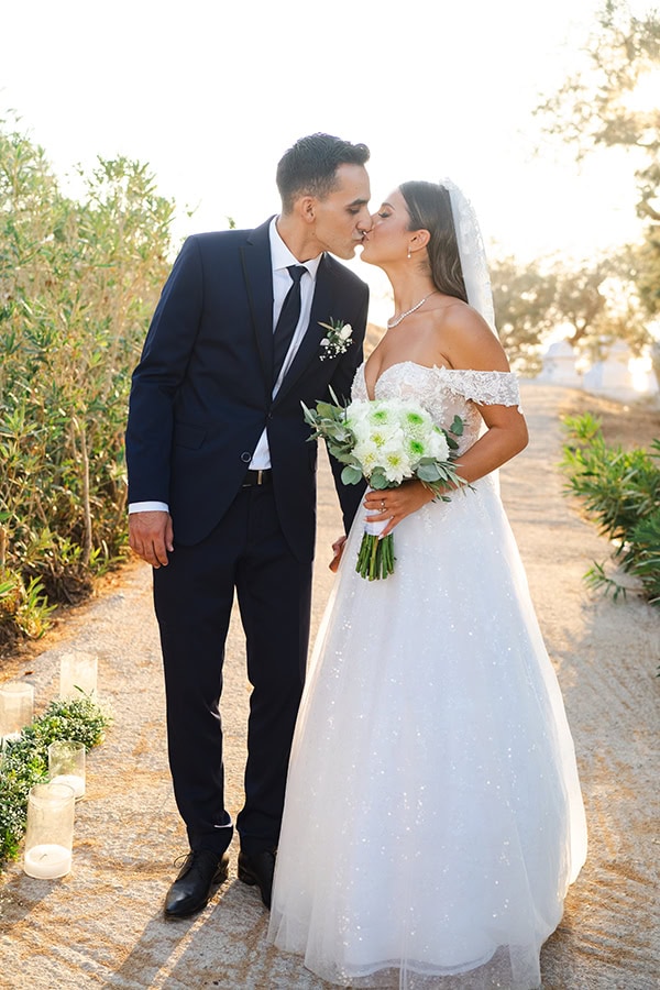 autumn-wedding-chania-white-florals_12