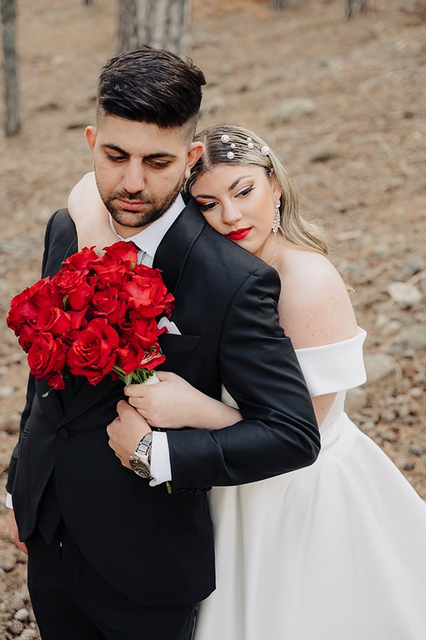 beautiful-winter-wedding-dark-red-florals_01