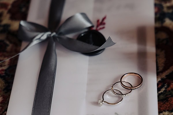 beautiful-winter-wedding-dark-red-florals_03