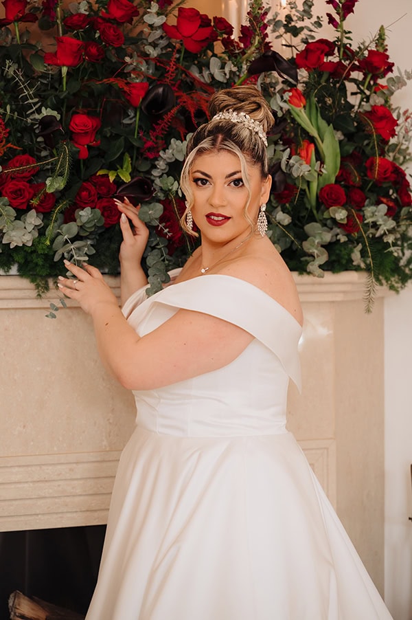 beautiful-winter-wedding-dark-red-florals_04