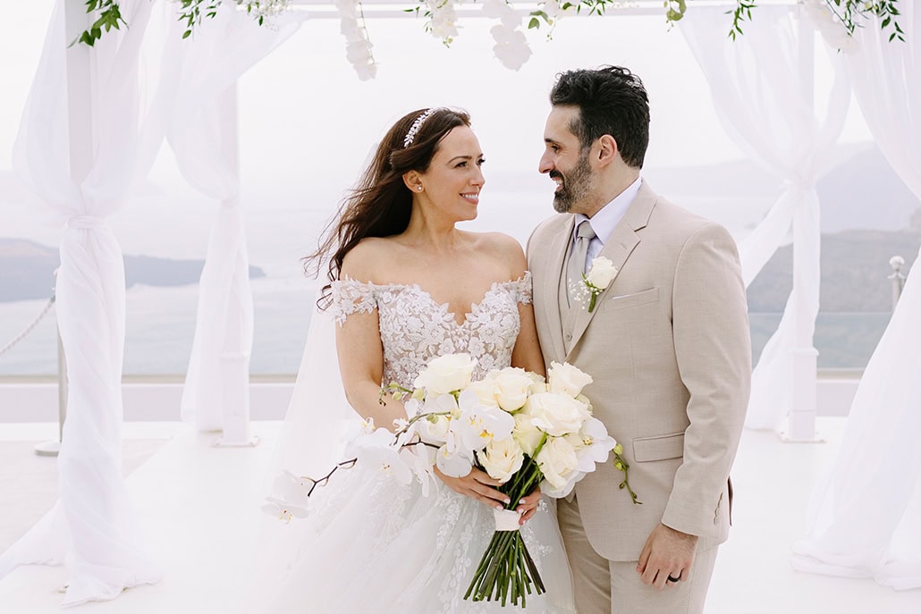 Elegant γάμος στη Σαντορίνη με λευκά λουλούδια  | Scarlett & Robert