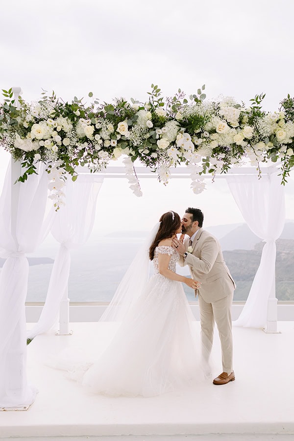 elegant-wedding-santorini-white-blooms_24