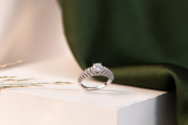 Stylish μονόπετρα από Marios Jewelry που θα εντυπωσιάσουν!