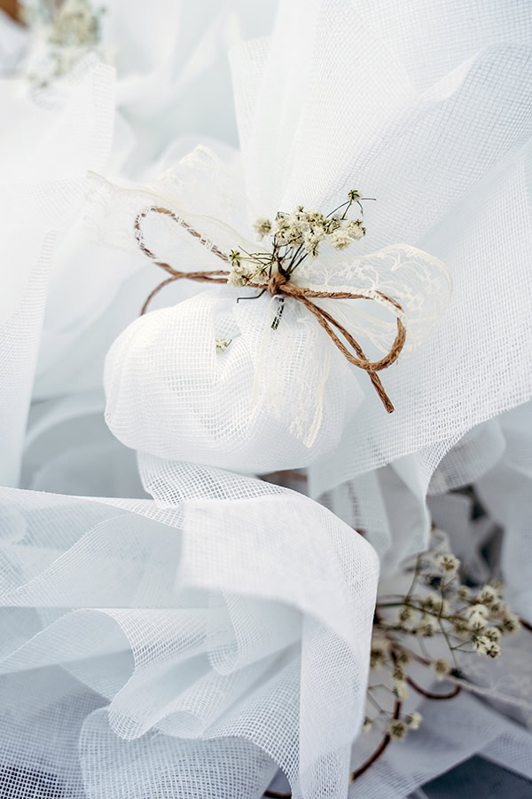 summer-wedding-veria-romantic-details-baby-breath_07