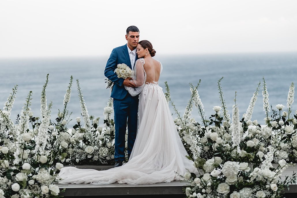 ‘Ακρως εντυπωσιακό styled shoot στη Μύκονο με ολόλευκα λουλούδια