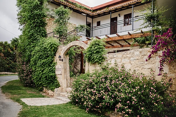 rustic-chic-wedding-idyllic-vasilias-nikoklis-inn_02
