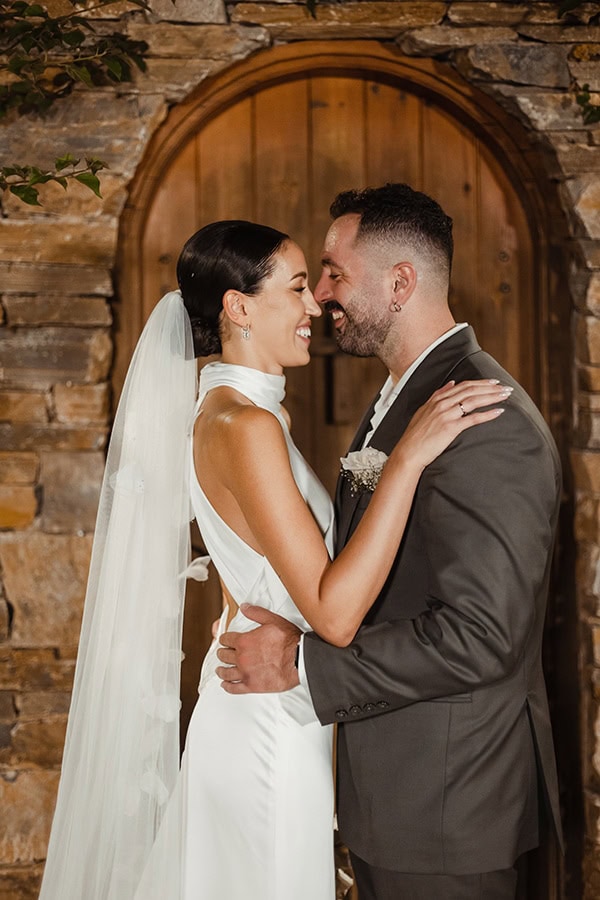 beautiful-autumn-wedding-all-white-flowers_17