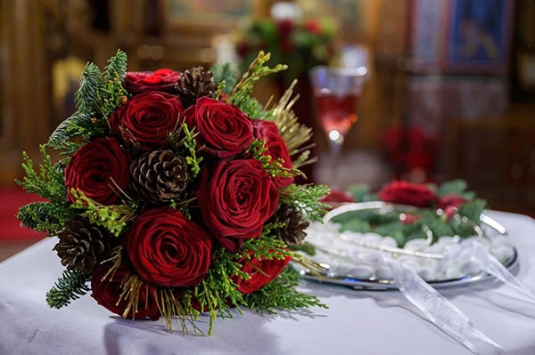 festive-wedding-decoration-red-flowers_04x