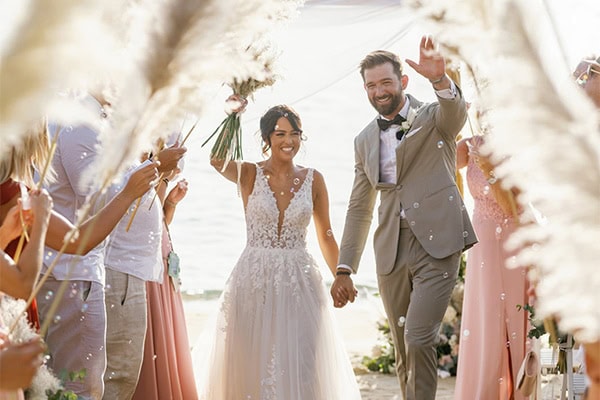 Ρομαντικός γάμος με μποέμ διακόσμηση στην παραλία | Lorraine & Eric