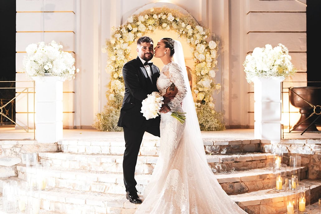 Καλοκαιρινός γάμος με stylish ζευγάρι και λευκά λουλούδια | Εβίτα & Πολύβιος