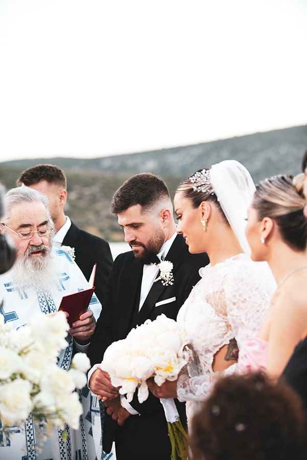summer-wedding-stylish-couple-white-flowers_09