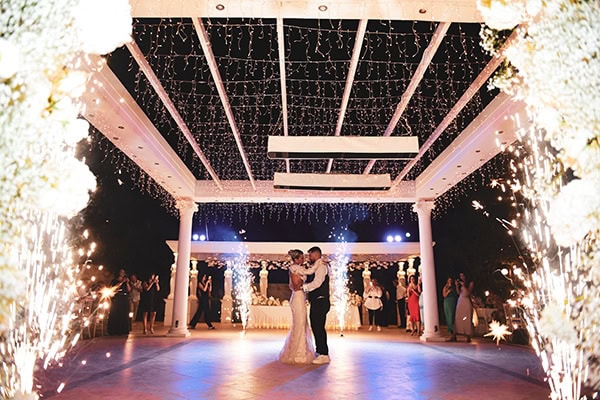 summer-wedding-stylish-couple-white-flowers_18