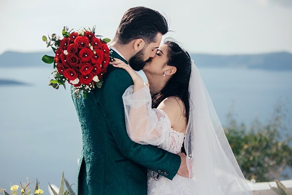 spring-wedding-santorini-red-roses_01