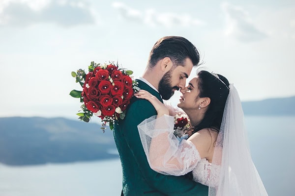 spring-wedding-santorini-red-roses_02
