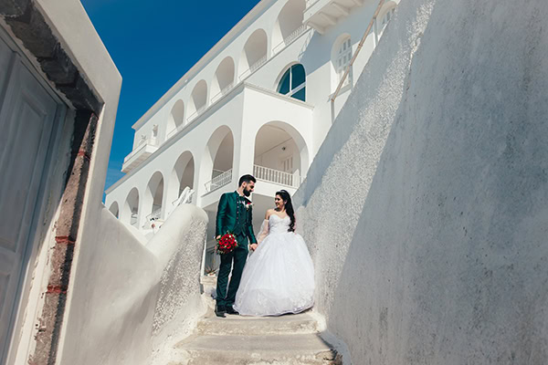 spring-wedding-santorini-red-roses_04