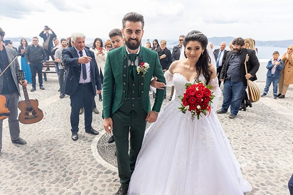 spring-wedding-santorini-red-roses_08