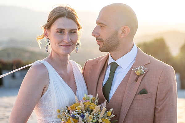 Καλοκαιρινός γάμος με λουλούδια του αγρού σε κίτρινες αποχρώσεις | Ελένη & Βαγγέλης