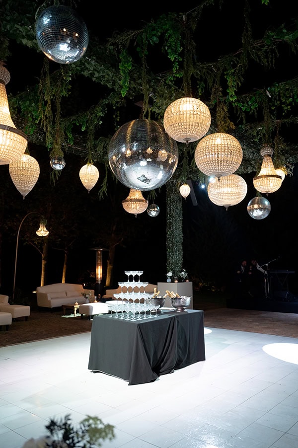 modern-wedding-black-white-decor-fun_16
