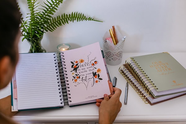 stylish-wedding-planners-books-from-daily-explorer_03