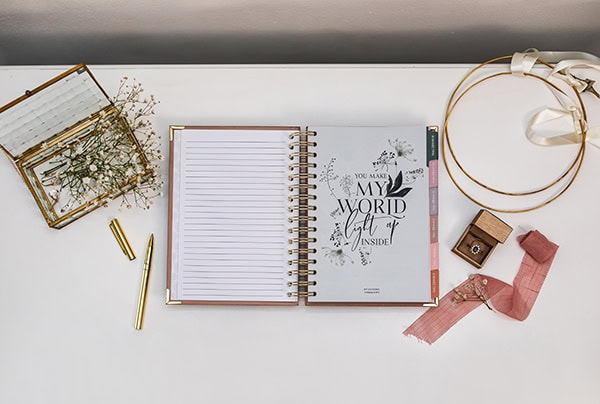 stylish-wedding-planners-books-from-daily-explorer_07