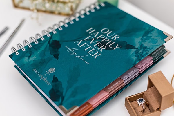 stylish-wedding-planners-books-from-daily-explorer_09